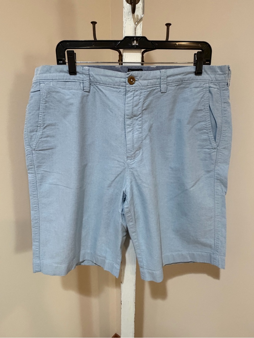 MENS JCREW CLUB SHORTS FLAT FRONT IN 
SIZE 36” WAIST 11” LENGTH IN LIGHT BLUE